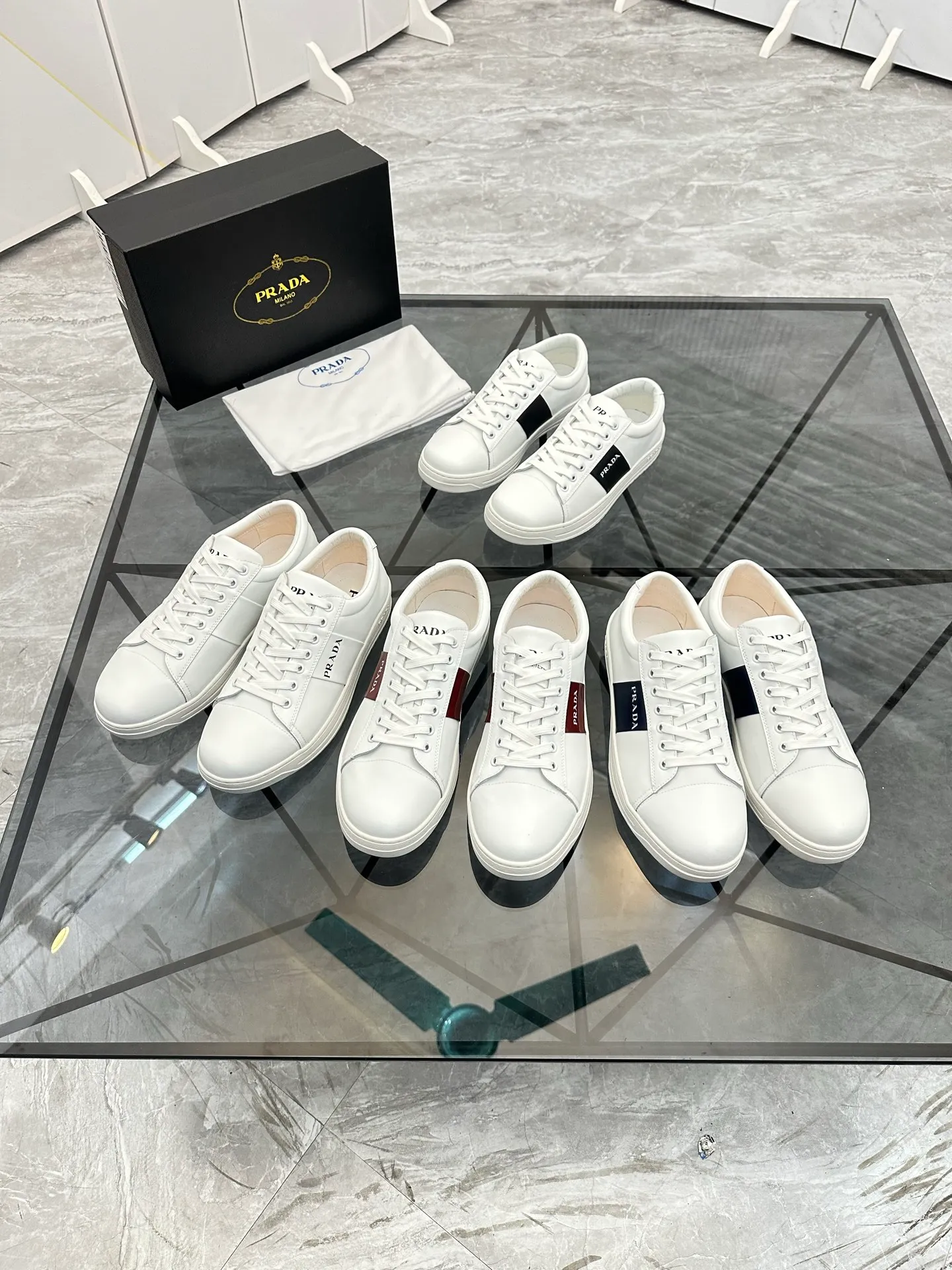Men's shoes: 💰P400¥ Product trademark: Prada *"Prada*" low-top casual shoes Regular size: 38-44 (can be customized to 45) Product materials: imported cowhide upper, sheepskin lining, original outsole. Number: 020